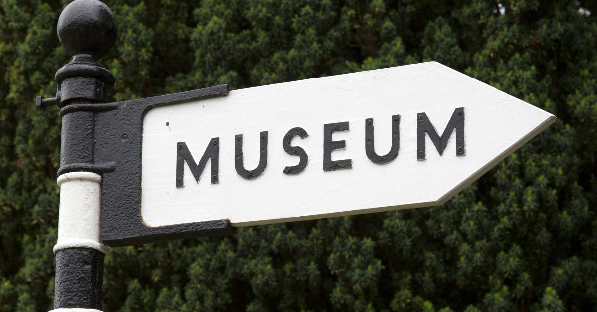 A sign saying: MUSEUM